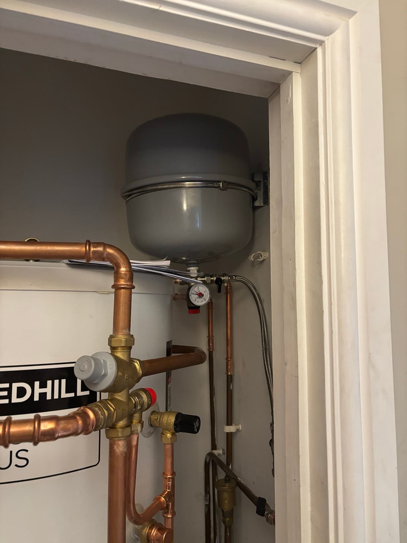 Expansion vessel and pressure gauge above an unvented cylinder