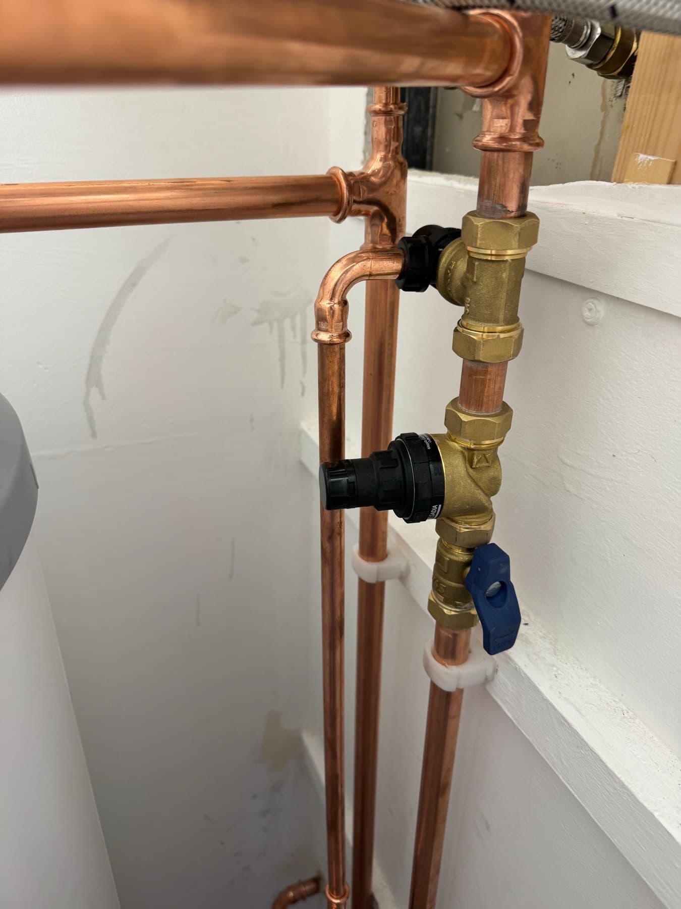 Combination valve set on the cold feed to an unvented cylinder, on new copper pipework