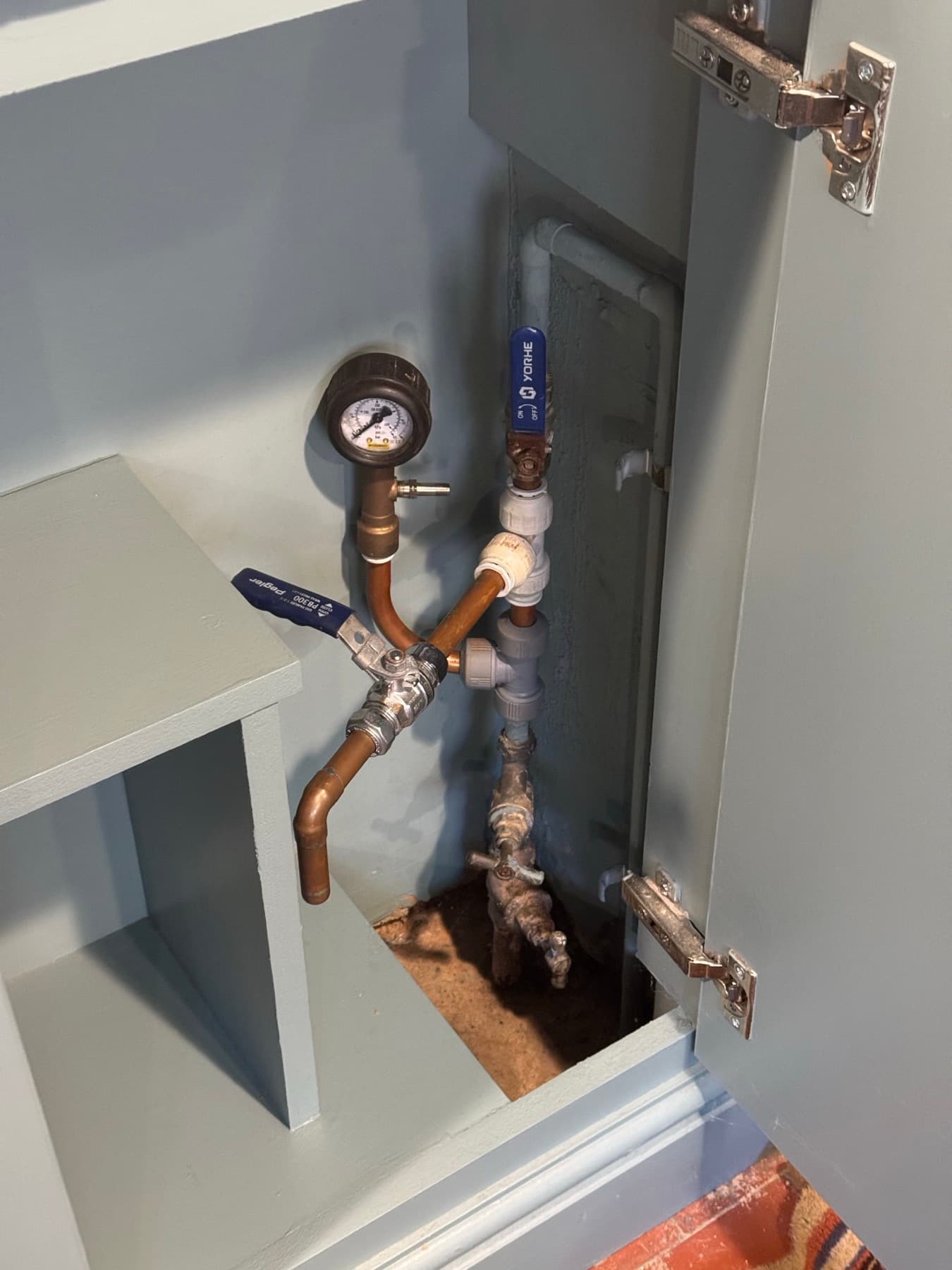 Flow-rate test cup and pressure gauge fitted on the incoming main to measure standing and working water pressure
