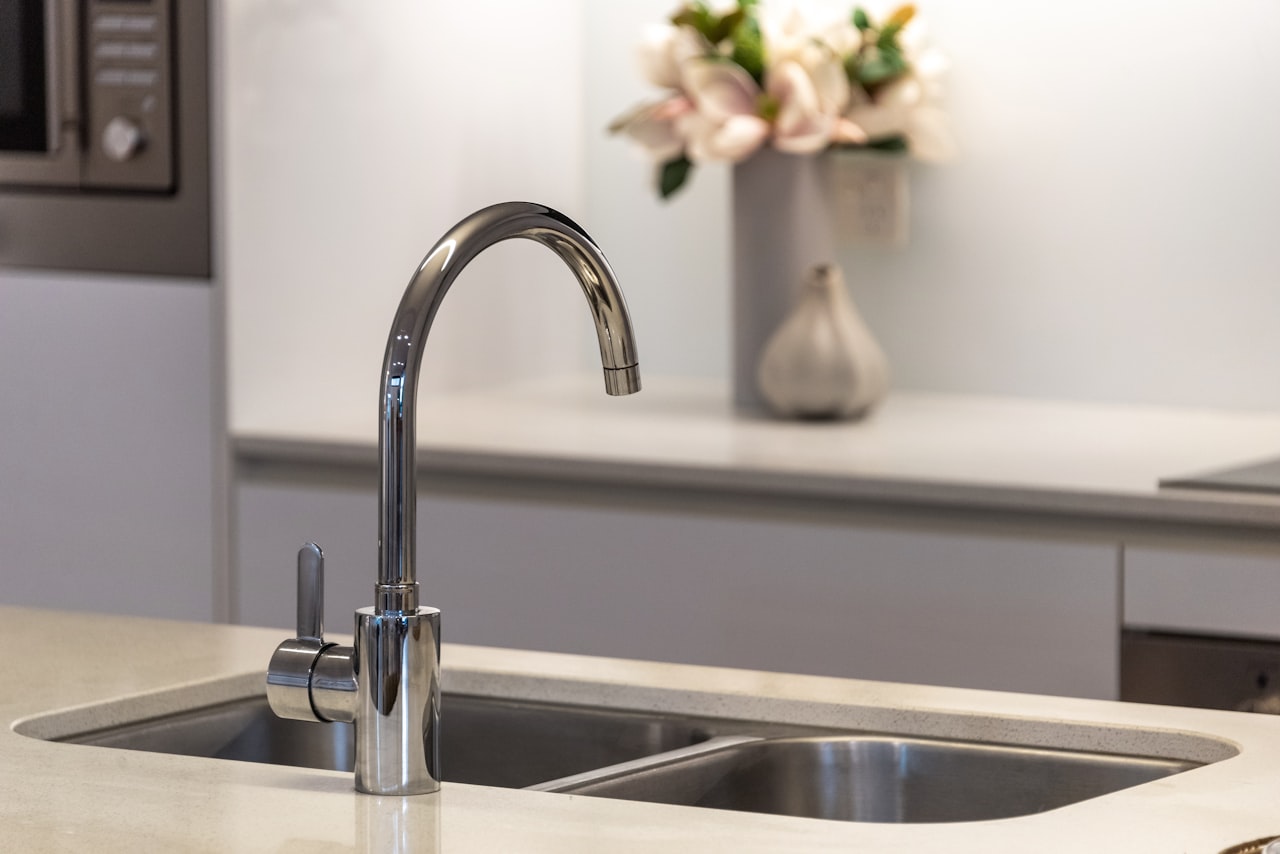 Premium 3-way kitchen tap with filtered water channel